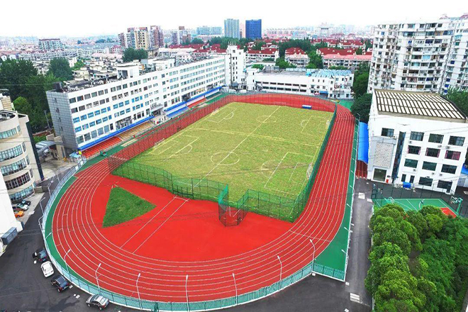 沈陽塑膠跑道廠帶您看看塑膠跑道施工時(shí)需要注意事項(xiàng)有哪些？